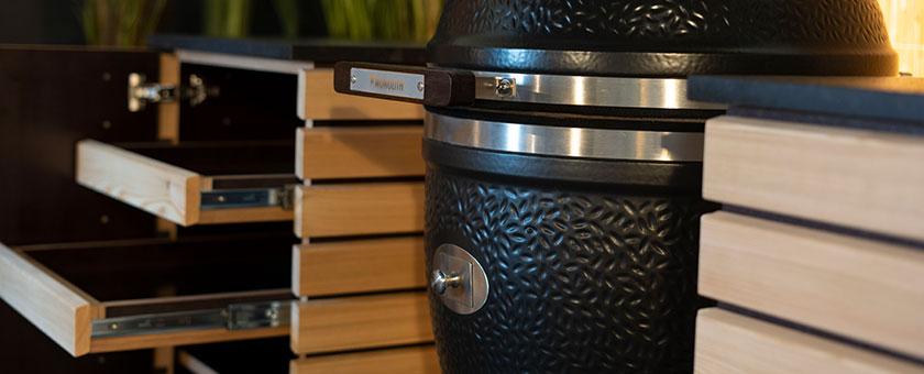 Detailfoto von der Outdoor-Küche mit einem Kamado Grill