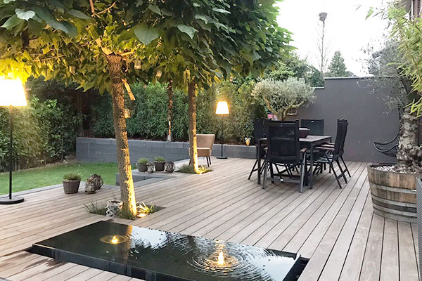 Terrase dekoriert und beleuchtet