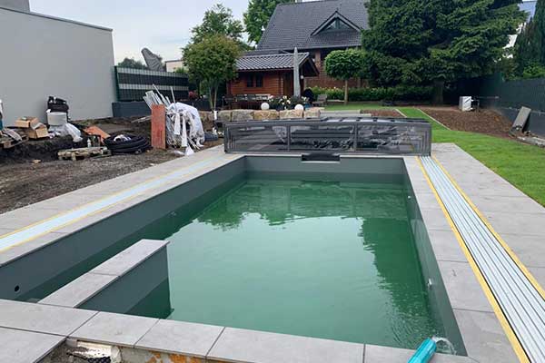 Pool mit Überdachung und kleiner Terrasse