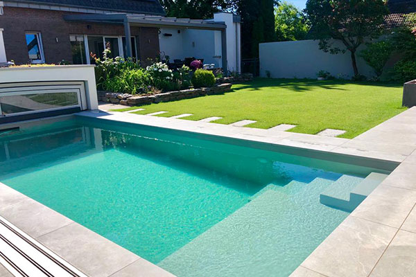 offener Pool mit Blick auf die Terrasse